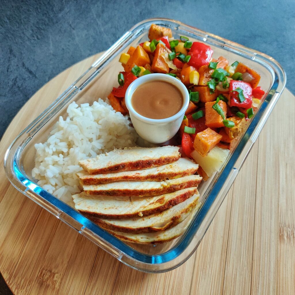 lunchbox z ryżem i kurczakiem